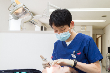 麻酔が効いたことを確認し、治療を始めます